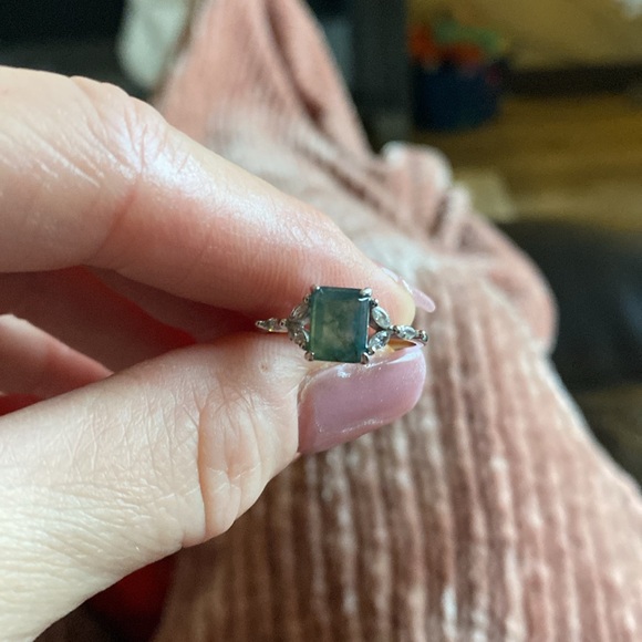 Pretty ring 💍💚 green stone laid on silver ring - Picture 6 of 6